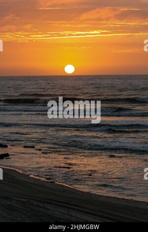 Tramonto sull'oceano, Hennies Bay, Namibia Foto Stock