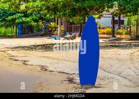 Tavole da surf colorate con bandiera brasiliana presso la splendida spiaggia di Mangrove e Pooso sulla grande isola tropicale Ilha Grande Rio de Janeiro Brasile. Foto Stock