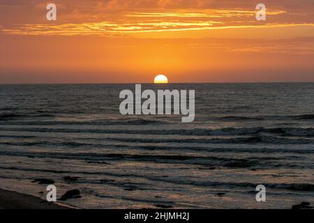 Tramonto sull'oceano, Hennies Bay, Namibia Foto Stock