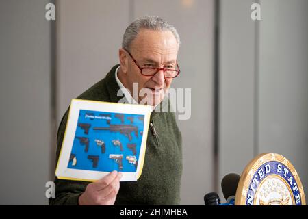 NEW YORK, NY – GENNAIO 30: Il senatore americano Chuck Schumer (D-NY), leader della maggioranza del Senato, parla a una conferenza stampa sul finanziamento dell'ATF per aiutare la violenza delle armi da battaglia il 30 gennaio 2022 a New York City. Il Sen. Schumer sta cercando almeno $1,5 miliardi di euro nel prossimo bilancio federale per finanziare le operazioni dell'ATF che, ha osservato, sono critiche per affrontare l'epidemia di violenza delle armi e far uscire le armi illegali dalle strade. Credit: Ron Adar/Alamy Live News Foto Stock