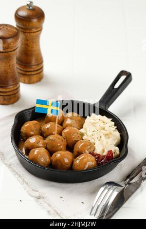 Meatball svedese con salsa marrone ai funghi e marmellata di Lingonberry, servito con purè di patate cremoso Foto Stock