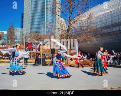 Oklahoma, JAN 29 2022 - Sunny view of the Chinese women group dancing in Lunar New Year Festival Foto Stock