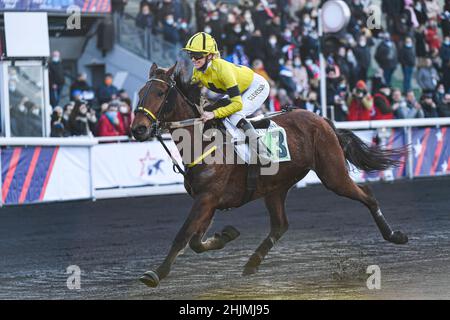 Parigi, Francia. 30th Jan 2022. Il jockey/driver Camille Levesque su 'Hera DE BANVILLE' celebra la sua vittoria durante il 'PRIX AGRIFOURNITURES.FR (PX CAMILLE BLAISOT)' durante il Gran Premio d'Amerique Legend Horse Race Zeturf, all'Ippodromo di Vincennes, vicino Parigi, Francia, il 30 gennaio 2022. Credit: Victor Joly/Alamy Live News Foto Stock