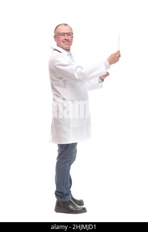 Vista laterale di un medico attento che indossa occhiali che esaminano l'immagine a raggi X. Foto Stock