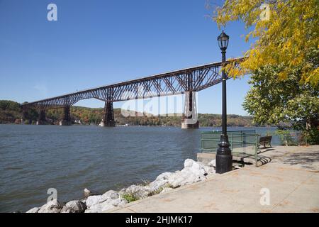 Guardando verso ovest, il Ponte della ferrovia di Poughkeepsie, conosciuto anche come il passaggio sul Hudson. Foto Stock