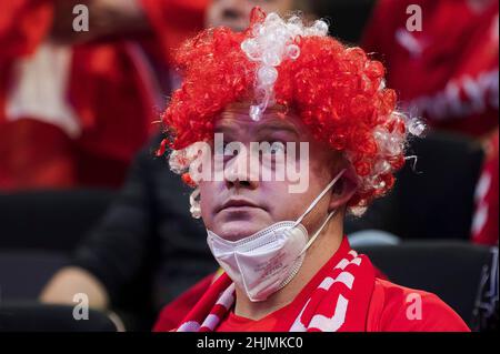 Budapest, Ungheria, 30th gennaio 2022. I tifosi della Danimarca sostengono la loro squadra durante la partita Men's EHF EURO 2022, 3rd Place Match tra Francia e Danimarca a Budapest, Ungheria. Gennaio 30, 2022. Credit: Nikola Krstic/Alamy Foto Stock