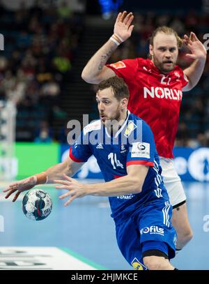 Budapest, Ungheria, 30th gennaio 2022. Kentin Mahe di Francia compete contro Henrik Mollgaard Jensen di Danimarca durante il Men's EHF EURO 2022, 3rd Place Match tra Francia e Danimarca a Budapest, Ungheria. Gennaio 30, 2022. Credit: Nikola Krstic/Alamy Foto Stock