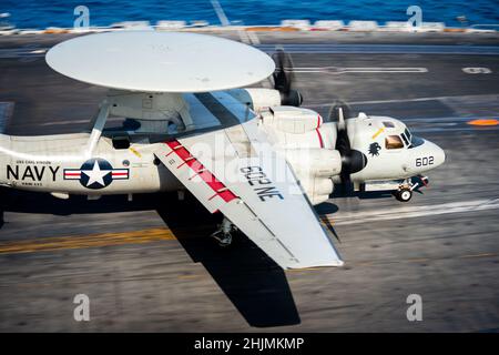 220124-N-EE352-1565 SOUTH CHINA SEA (GEN. 24, 2022) un e-2D Advanced Hawkeye, assegnato al vettore “Black Eagles” Airborne Early Warning Squadron (VAW) 113, recupera sul ponte di volo del vettore aereo di classe Nimitz USS Carl Vinson (CVN 70), 24 gennaio 2022. La Dual Carrier Operations con il Carl Vinson Carrier Strike Group e Abraham Lincoln Carrier Strike Group dimostra la capacità della Marina degli Stati Uniti di aggregarsi rapidamente per fornire una forza marittima schiacciante e aumentare la prontezza di combattimento collettiva a sostegno di un indoPacifico libero, aperto e inclusivo. (STATI UNITI Foto Navy di Mass Comm Foto Stock