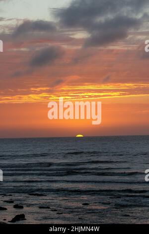 Tramonto sull'oceano, Hennies Bay, Namibia Foto Stock