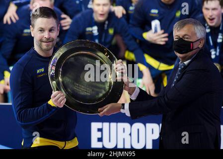 Budapest, Ungheria, 30th gennaio 2022. Il portiere Andreas Palicka di Svezia con il trofeo durante il Men's EHF EURO 2022, Final Match tra Svezia e Spagna a Budapest, Ungheria. Gennaio 30, 2022. Credit: Nikola Krstic/Alamy Foto Stock