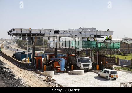 Nairobi, Kenya. 26th Jan 2022. Una visione generale dei lavoratori edili che lavorano su una stazione a pedaggio nella sezione K8 del progetto Nairobi Expressway lungo la strada Mombasa. La costruzione dell'autostrada a pedaggio lunga 27,1km, la Nairobi Expressway continua e si prevede che sarà completata nel giugno 2022. La superstrada di Nairobi è destinata a decongest la città di Nairobi fornendo trasporti più veloci e affidabili. Credit: SOPA Images Limited/Alamy Live News Foto Stock