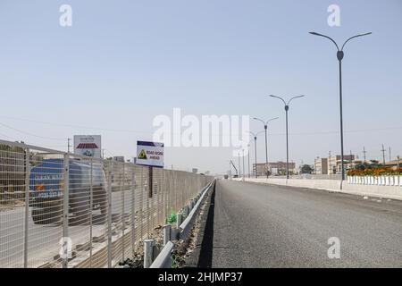 Nairobi, Kenya. 26th Jan 2022. Una sezione della strada che è quasi completa del progetto Nairobi Expressway lungo la strada Mombasa. La costruzione dell'autostrada a pedaggio lunga 27,1km, la Nairobi Expressway continua e si prevede che sarà completata nel giugno 2022. La superstrada di Nairobi è destinata a decongest la città di Nairobi fornendo trasporti più veloci e affidabili. (Foto di Boniface Muthoni/SOPA Images/Sipa USA) Credit: Sipa USA/Alamy Live News Foto Stock