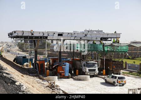 Nairobi, Kenya. 26th Jan 2022. Una visione generale dei lavoratori edili che lavorano su una stazione a pedaggio nella sezione K8 del progetto Nairobi Expressway lungo la strada Mombasa. La costruzione dell'autostrada a pedaggio lunga 27,1km, la Nairobi Expressway continua e si prevede che sarà completata nel giugno 2022. La superstrada di Nairobi è destinata a decongest la città di Nairobi fornendo trasporti più veloci e affidabili. (Foto di Boniface Muthoni/SOPA Images/Sipa USA) Credit: Sipa USA/Alamy Live News Foto Stock