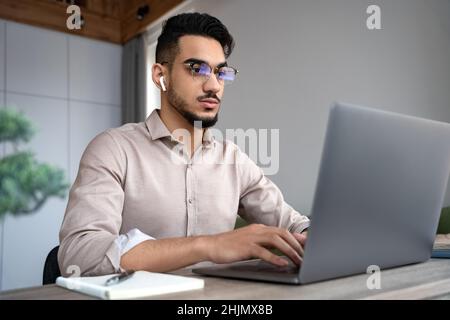 Uomo che digita sulla tastiera utilizzando il computer e Internet per lavoro o comunicazione Foto Stock