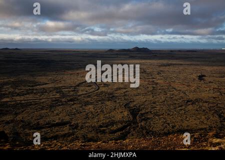 La penisola di Reykjanes panorama.A vista dalla cima della montagna Þorbjörn in Islanda. La montagna è accanto alla città di Grindavik e la Laguna Blu Foto Stock