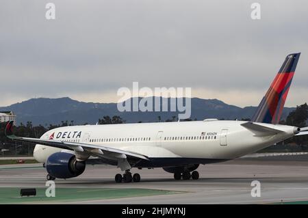 Delta Air Lines Airbus A350-941 con registrazione N506DN mostrato in partenza da LAX, Aeroporto Internazionale di Los Angeles. Foto Stock