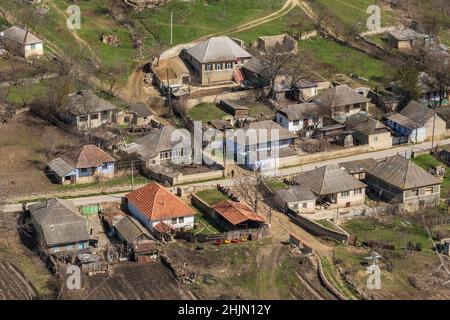 Villaggio tradizionale moldavo all'inizio della primavera in Moldavia. Foto Stock