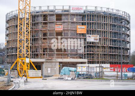 Coburg, Germania. 19th Jan 2022. Vista della sede culturale Globe ancora in costruzione. I lavori di costruzione del teatro Globe di Coburg sono in corso. L'edificio circolare in abete rosso è previsto per l'apertura al pubblico nella primavera del 2023. L'edificio in stile britannico servirà come luogo alternativo per il Landestheater. Credit: Nicolas Armer/dpa/Alamy Live News Foto Stock