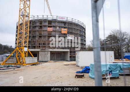 Coburg, Germania. 19th Jan 2022. Vista della sede culturale Globe ancora in costruzione. I lavori di costruzione del teatro Globe di Coburg sono in corso. L'edificio circolare in abete rosso è previsto per l'apertura al pubblico nella primavera del 2023. L'edificio in stile britannico servirà come luogo alternativo per il Landestheater. Credit: Nicolas Armer/dpa/Alamy Live News Foto Stock