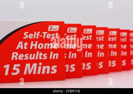 Riga del kit per test rapido iHealth Covid-19 Home Antigen. Autotest a casa risultati in 15 minuti - California, Stati Uniti d'America - 2022 Foto Stock