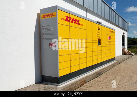 Neckartenzlingen, Germania - 29 giugno 2021: DHL Packstation anche macchina per pacchi. Vista laterale. Foto Stock