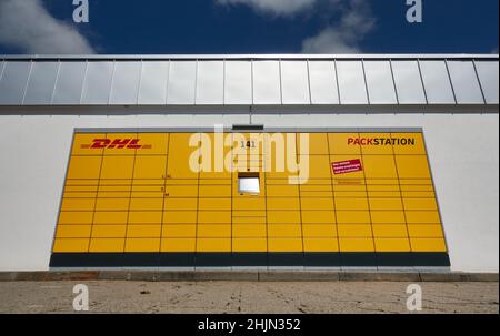 Neckartenzlingen, Germania - 29 giugno 2021: PackStation è un terminale di servizio automatico self-service per la raccolta e la spedizione di pacchi gestito dalla germania Foto Stock