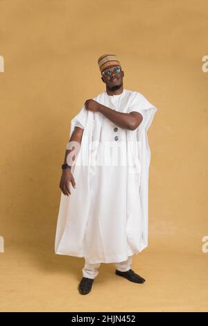Un uomo d'affari nordico vestito tradizionalmente che alza il suo vestito Foto Stock
