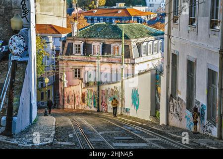 Alfama quartiere stretto tipico vista strada con ferrovia, Lisbona, Portogallo Foto Stock
