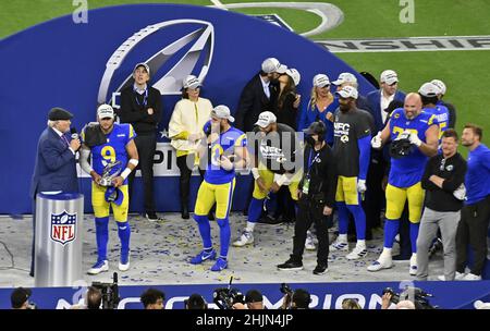 Inglewood, Stati Uniti. 31st Jan 2022. Matthew Stafford di Los Angeles Rams (9) e Cooper Kupp (0) festeggiano con il George Halas Trophy e i compagni di squadra dopo aver sconfitto il San Francisco 49ers nella partita del campionato NFC al SoFi Stadium di Inglewood, California, domenica 30 gennaio 2022. Foto di Jim Ruymen/UPI Credit: UPI/Alamy Live News Foto Stock