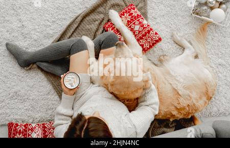Ragazza con cacao e cane Golden Retriever Foto Stock