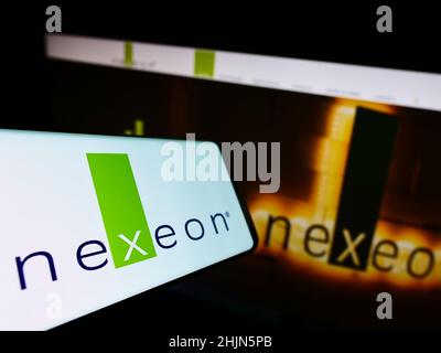 Smartphone con logo della società britannica Nexeon Ltd. Di batterie sullo schermo di fronte al sito Web aziendale. Concentrarsi sul centro del display del telefono. Foto Stock