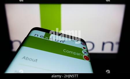 Telefono cellulare con pagina web della società britannica di batterie Nexeon Ltd. Sullo schermo di fronte al logo business. Mettere a fuoco sulla parte superiore sinistra del display del telefono. Foto Stock