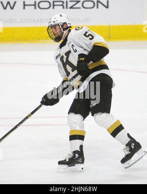 Hamilton, Canada. 30th Jan 2022. Jan 30 2022 Hamilton Ontario Canada, capitano di Kingston e futuro NHLer Shane Wright (51) gioca contro gli Hamilton Bulldogs con una gabbia. Credit: Luke Durda/Alamy Live News Foto Stock