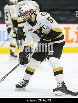 Hamilton, Canada. 30th Jan 2022. Jan 30 2022 Hamilton Ontario Canada, capitano di Kingston e futuro NHLer Shane Wright (51) gioca contro gli Hamilton Bulldogs con una gabbia. Credit: Luke Durda/Alamy Live News Foto Stock