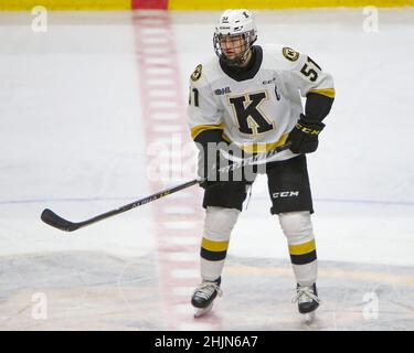 Hamilton, Canada. 30th Jan 2022. Jan 30 2022 Hamilton Ontario Canada, capitano di Kingston e futuro NHLer Shane Wright (51) gioca contro gli Hamilton Bulldogs con una gabbia. Credit: Luke Durda/Alamy Live News Foto Stock