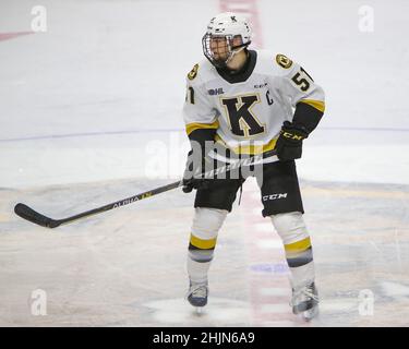 Hamilton, Canada. 30th Jan 2022. Jan 30 2022 Hamilton Ontario Canada, capitano di Kingston e futuro NHLer Shane Wright (51) gioca contro gli Hamilton Bulldogs con una gabbia. Credit: Luke Durda/Alamy Live News Foto Stock