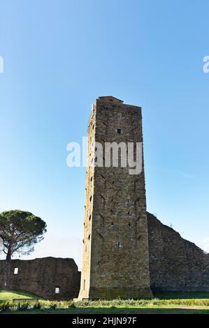 Castiglion Fiorentino ,Italia , Novembre 19-2021 ,il Cassero la fortezza medievale con mura circostanti Foto Stock