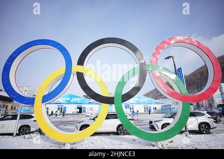 Zhangjiakou, Cina. 31st Jan 2022. Gli anelli olimpici si trovano presso il villaggio olimpico. Le Olimpiadi invernali di Pechino si svolgeranno dal 04 al 20.02.2022 in condizioni di Corona. Credit: Michael Kappeler/dpa/Alamy Live News Foto Stock