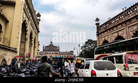 Lucknow, India - Dicembre 2021 : Bara Imambara e Moschea Asfi a Lucknow , India Foto Stock