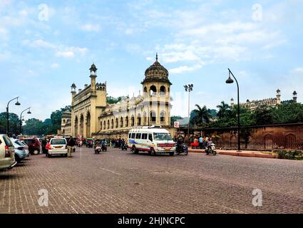 Lucknow, India - Dicembre 2021 : Bara Imambara e Moschea Asfi a Lucknow , India Foto Stock