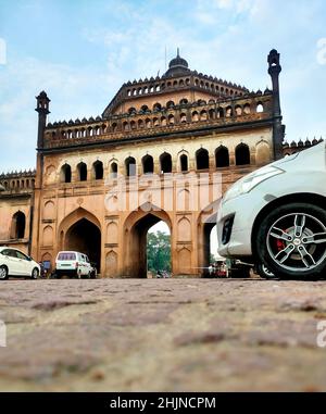 Il Rumi Darwaza (porta turca) a Lucknow, Uttar Pradesh stato dell'India è una porta imponente. Rumi Darwaza è un esempio di architettura Awadhi. Foto Stock