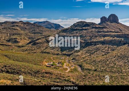 Ranch edifici in Yellowstone Canyon, vista da Old Safford Road (Black Hills Back Country Byway), Black Hills, vicino Clifton, Arizona, Stati Uniti Foto Stock