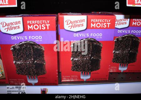 Primo piano del MIX DI TORTE ALIMENTARI di Duncan Hines DEVIL, luminoso e colorato in un negozio di alimentari Dillons in Kansas su una scaffale in metallo Foto Stock