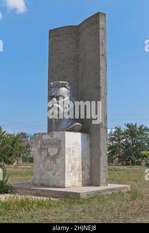 Uyutnoye, distretto di Saksky, Crimea, Russia - 18 luglio 2021: Monumento allo scrittore Maxim Gorky nel villaggio di Uyutnoye, regione di Saki, Crimea Foto Stock