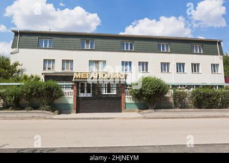 Uyutnoye, distretto di Saksky, Crimea, Russia - 18 luglio 2021: Megapolis guest house in via Kirov nel villaggio di Uyutnoye, distretto di Saksky, Crimea Foto Stock