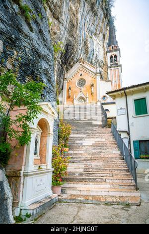 Panorama luogo di pellegrinaggio Madonna della Corona con la chiesa sulla collina sopra l'Adige. Bella architettura montagna Panorama natura paesaggio i Foto Stock