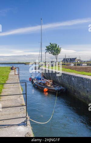 Porto di Galway in giorno di sole, vista sui vecchi moli, barche e navi in porto marittimo, porto di Galway, Irlanda Foto Stock