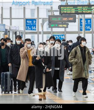 Seul, Corea del Sud. 31st Jan 2022. Le persone che indossano maschere facciali sono viste alla stazione di Seoul, Corea del Sud, 31 gennaio 2022. Molti sudcoreani scelgono ancora di fare viaggi a casa durante la tradizionale festa di Capodanno lunare, che dura dal 29 gennaio al 2 febbraio di quest'anno, anche se il governo ha esortato le persone a rimanere a casa in mezzo alla pandemia COVID-19. Credit: SEO Yu-Seok/Xinhua/Alamy Live News Foto Stock