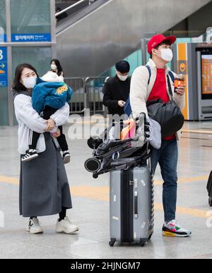 Seul, Corea del Sud. 31st Jan 2022. Le persone che indossano maschere per il viso si preparano a salire a bordo del treno alla stazione di Seoul, Corea del Sud, 31 gennaio 2022. Molti sudcoreani scelgono ancora di fare viaggi a casa durante la tradizionale festa di Capodanno lunare, che dura dal 29 gennaio al 2 febbraio di quest'anno, anche se il governo ha esortato le persone a rimanere a casa in mezzo alla pandemia COVID-19. Credit: SEO Yu-Seok/Xinhua/Alamy Live News Foto Stock