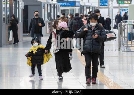 Seul, Corea del Sud. 31st Jan 2022. Le persone che indossano maschere per il viso si preparano a salire a bordo del treno alla stazione di Seoul, Corea del Sud, 31 gennaio 2022. Molti sudcoreani scelgono ancora di fare viaggi a casa durante la tradizionale festa di Capodanno lunare, che dura dal 29 gennaio al 2 febbraio di quest'anno, anche se il governo ha esortato le persone a rimanere a casa in mezzo alla pandemia COVID-19. Credit: SEO Yu-Seok/Xinhua/Alamy Live News Foto Stock